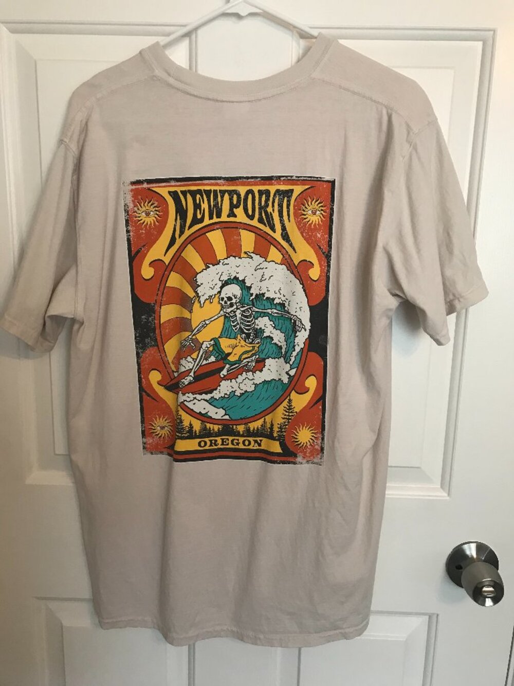 Newport Oregon Skeleton Surfer Retro Vibe Back Graphic T-Shirt Unisex L Beige